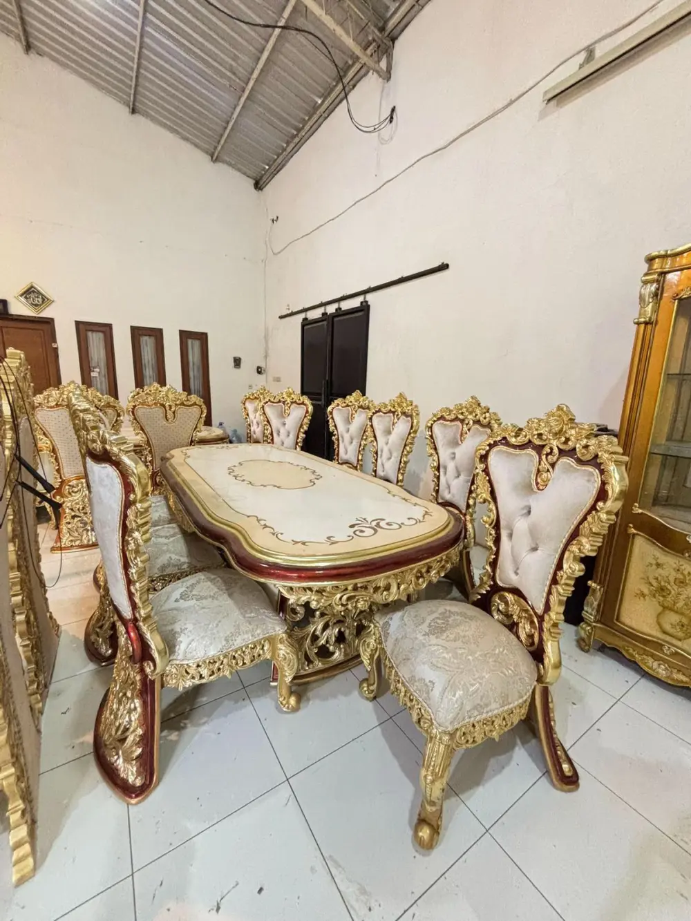 MEJA MAKAN MEWAH UKIR KLASIK JATI JEPARA – SET 6 KURSI + MEJA  | FINISHING GOLD PREMIUM