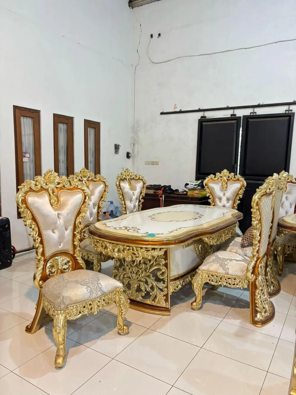 MEJA MAKAN MEWAH UKIR KLASIK JATI JEPARA – SET 6 KURSI + MEJA  | FINISHING GOLD PREMIUM