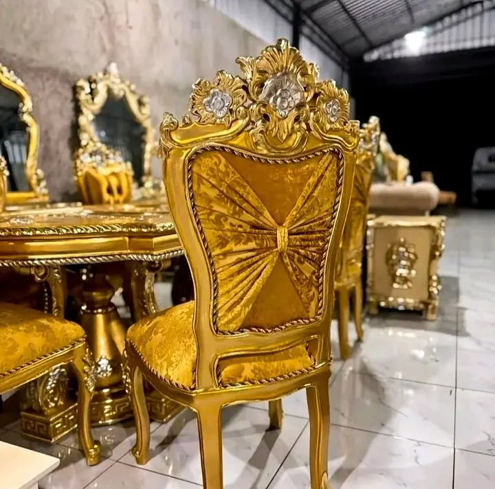 MEJA MAKAN MEWAH UKIR KLASIK JATI JEPARA – SET 6 KURSI + MEJA  | FINISHING GOLD PREMIUM
