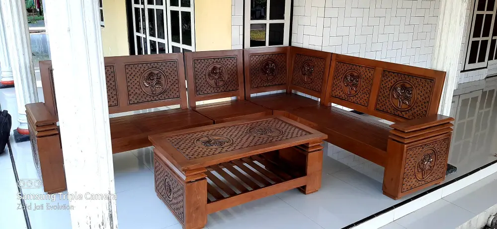 Kursi Sudut Kayu Jati Ukiran Kembang – Elegan, Kokoh & Bernilai Seni Tinggi