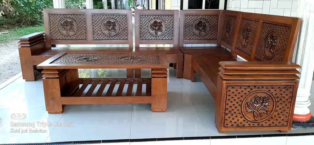 Kursi Sudut Kayu Jati Ukiran Kembang – Elegan, Kokoh & Bernilai Seni Tinggi
