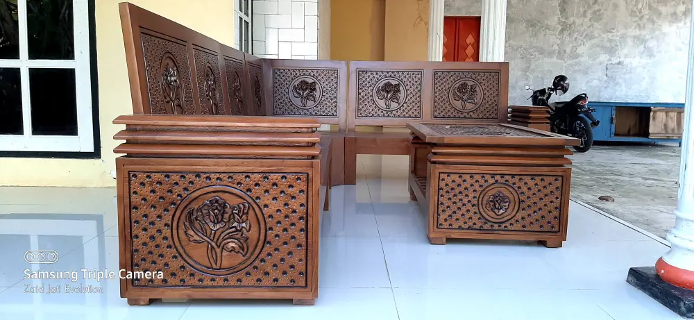 Kursi Sudut Kayu Jati Ukiran Kembang – Elegan, Kokoh & Bernilai Seni Tinggi