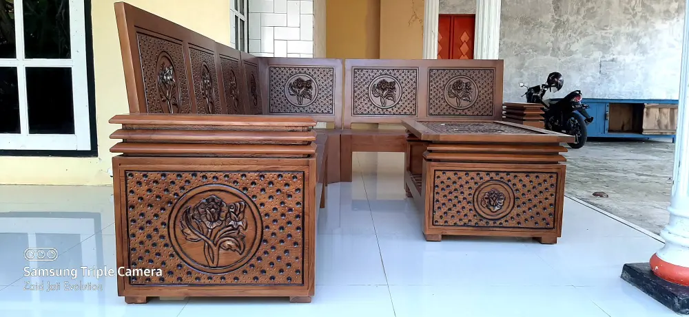 Kursi Sudut Kayu Jati Ukiran Kembang – Elegan, Kokoh & Bernilai Seni Tinggi