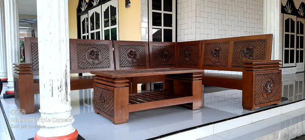Kursi Sudut Kayu Jati Ukiran Kembang – Elegan, Kokoh & Bernilai Seni Tinggi