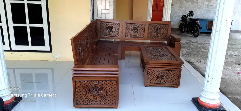 Kursi Sudut Kayu Jati Ukiran Kembang – Elegan, Kokoh & Bernilai Seni Tinggi
