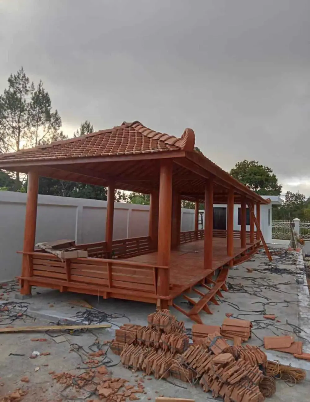 Gazebo Kayu Jati Panjang Minimalis Limasan – Cocok Café, Villa & Taman Besar