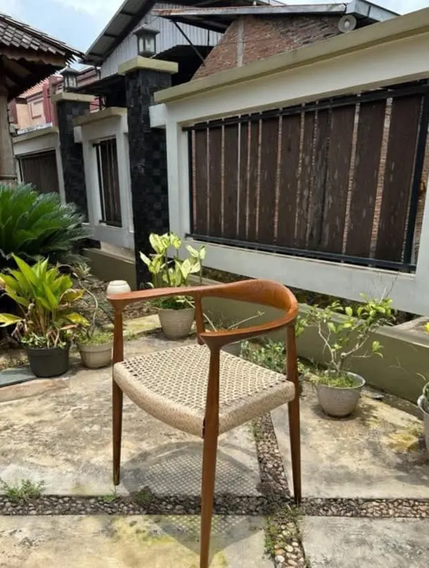 Kursi Cafe Kayu Jati Sandaran Lengkung Jok Kulit – Minimalis Mewah