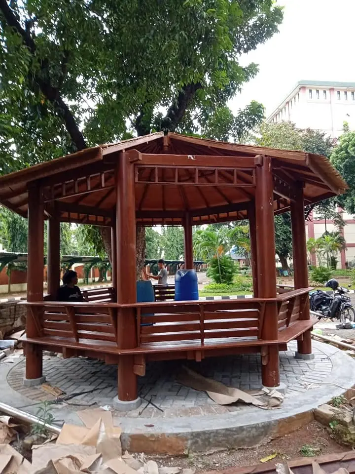Gazebo Segi Delapan 8 Tiang Kayu Kelapa Minimalis – Lantai Papan Glugu | Kokoh & Estetik untuk Taman & Villa