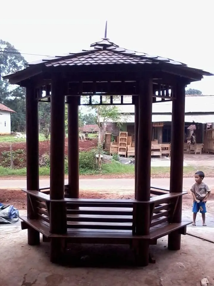 Gazebo Segi Delapan 8 Tiang Kayu Kelapa Minimalis – Lantai Papan Glugu | Kokoh & Estetik untuk Taman & Villa