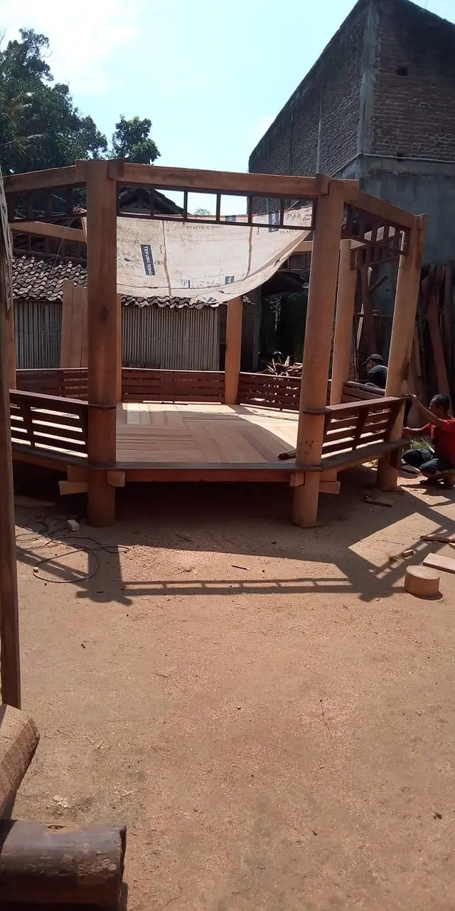 Gazebo Segi Delapan 8 Tiang Kayu Kelapa Minimalis – Lantai Papan Glugu | Kokoh & Estetik untuk Taman & Villa