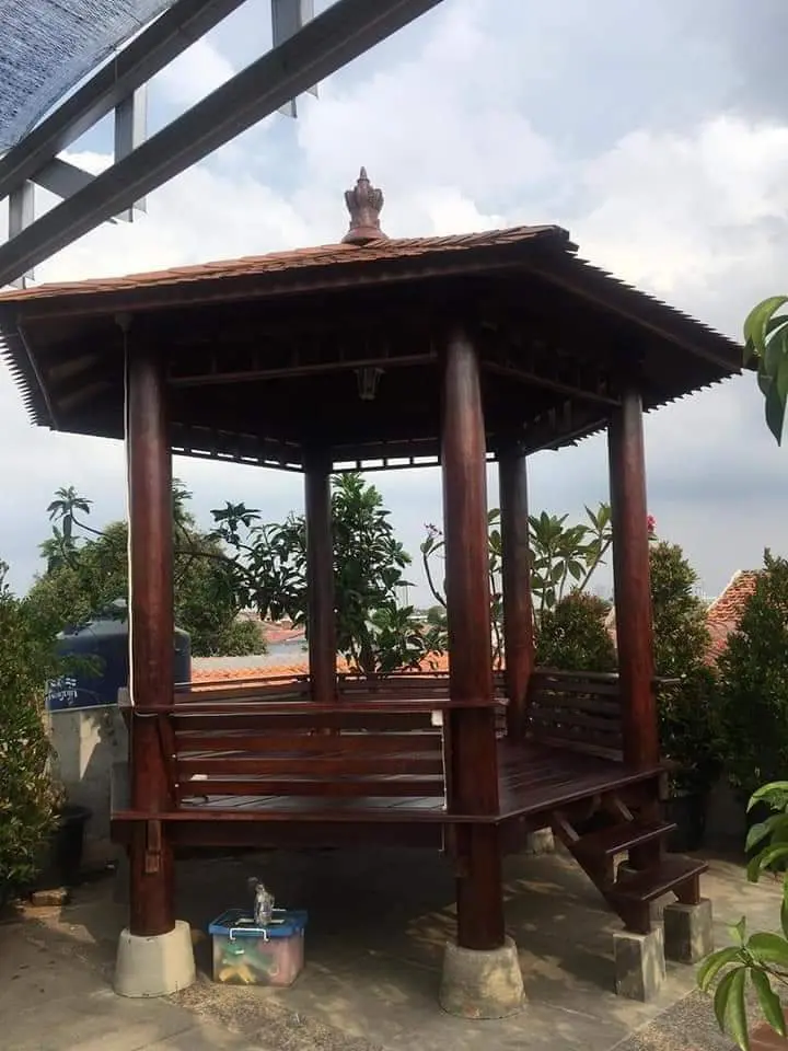 Gazebo Segi Delapan 8 Tiang Kayu Kelapa Minimalis – Lantai Papan Glugu | Kokoh & Estetik untuk Taman & Villa