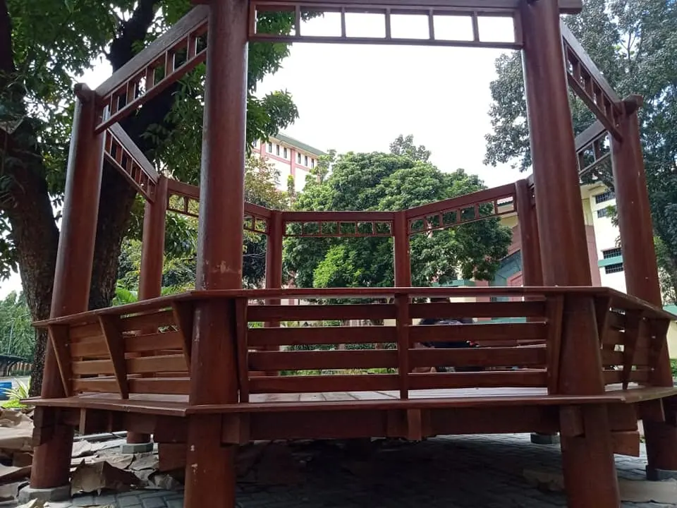 Gazebo Segi Delapan 8 Tiang Kayu Kelapa Minimalis – Lantai Papan Glugu | Kokoh & Estetik untuk Taman & Villa