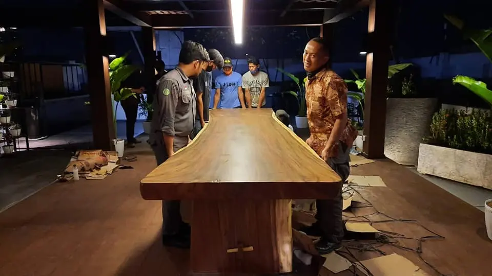 Meja Makan Kayu Trembesi Utuh 6 Meter – Solid Slab Suar Wood Natural Meja Meeting / Dining Table Premium