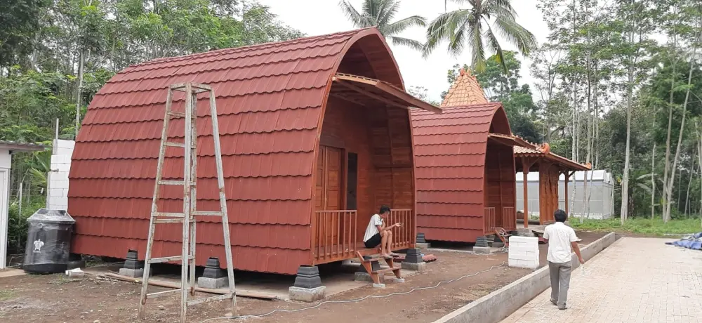 Bungalow Kayu Jati Khas Lengkung Ukuran 4x6 Meter – Hunian Estetik, Natural & Bernuansa Resort Mewah