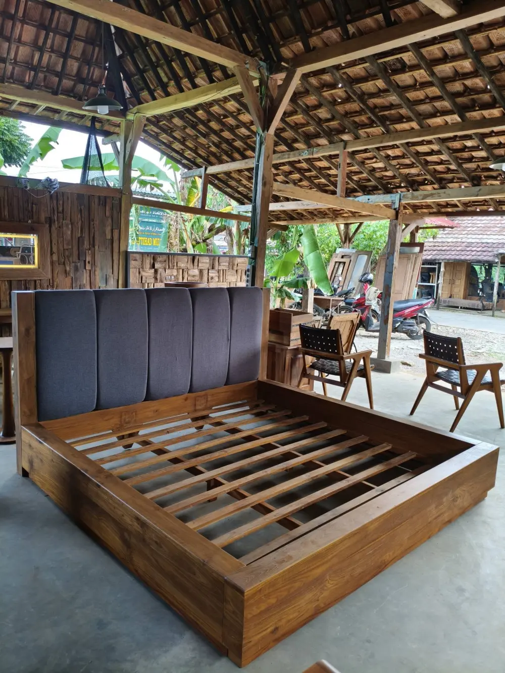 Deskripsi Produk Tempat Tidur Kayu Jati Ukuran 180x200 (King Size)