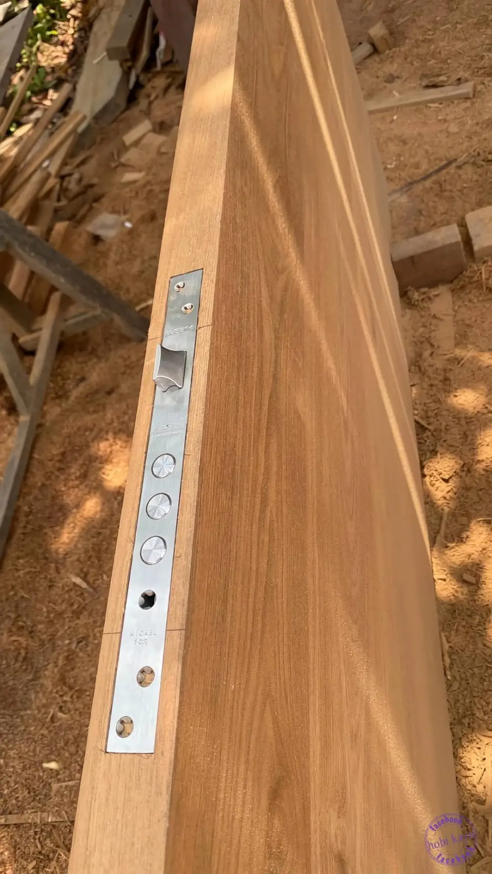 Pintu Utama Minimalis Modern Kayu Solid (Model Kisi Vertikal + Smart Lock)