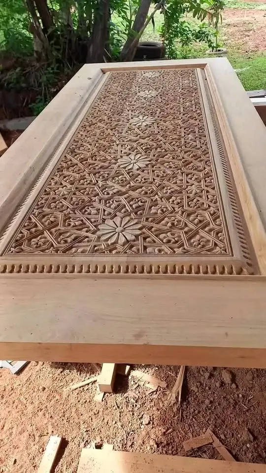 PINTU & KUSEN KAYU JATI MOTIF ORNAMEN – ELEGAN, ARTISTIK & BERKELAS