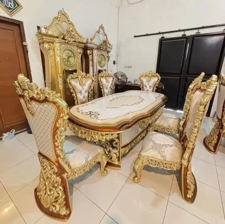 MEJA MAKAN MEWAH UKIR KLASIK JATI JEPARA – SET 6 KURSI + MEJA  | FINISHING GOLD PREMIUM