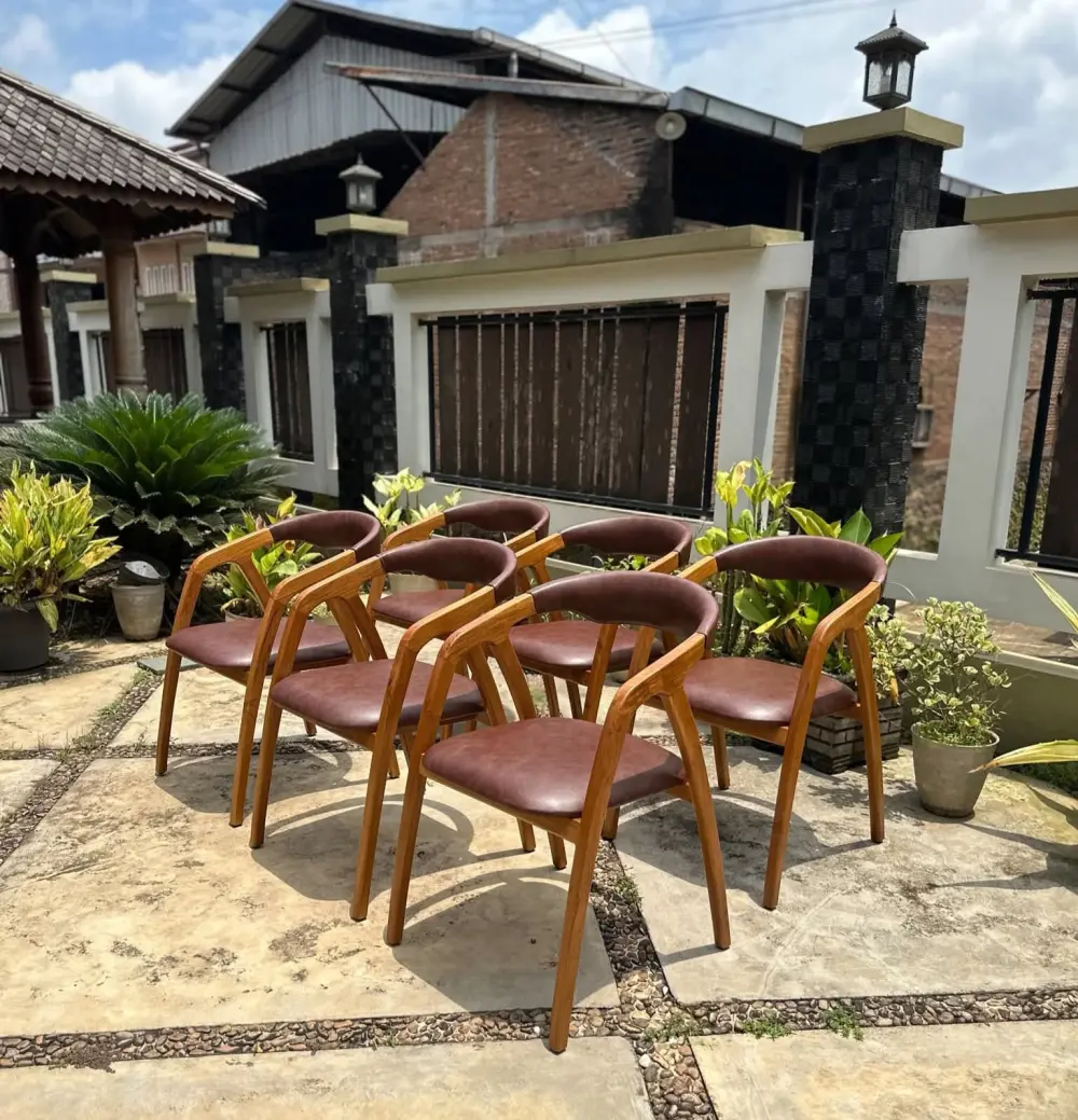 Kursi Cafe Kayu Jati Sandaran Lengkung Jok Kulit – Minimalis Mewah & Ergonomis