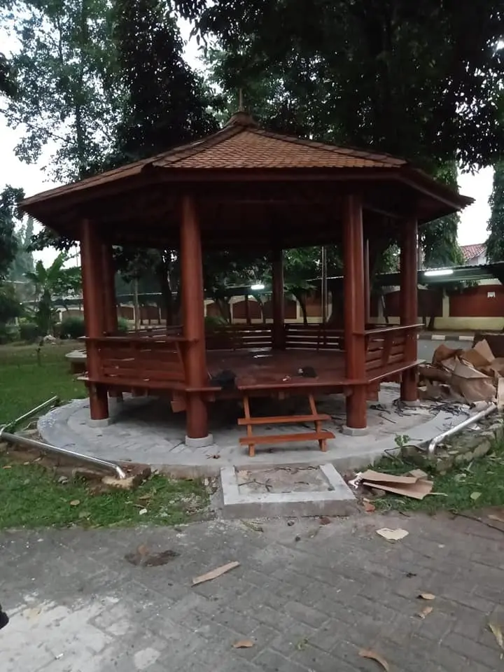 Gazebo Segi Delapan 8 Tiang Kayu Kelapa Minimalis – Lantai Papan Glugu | Kokoh & Estetik untuk Taman & Villa