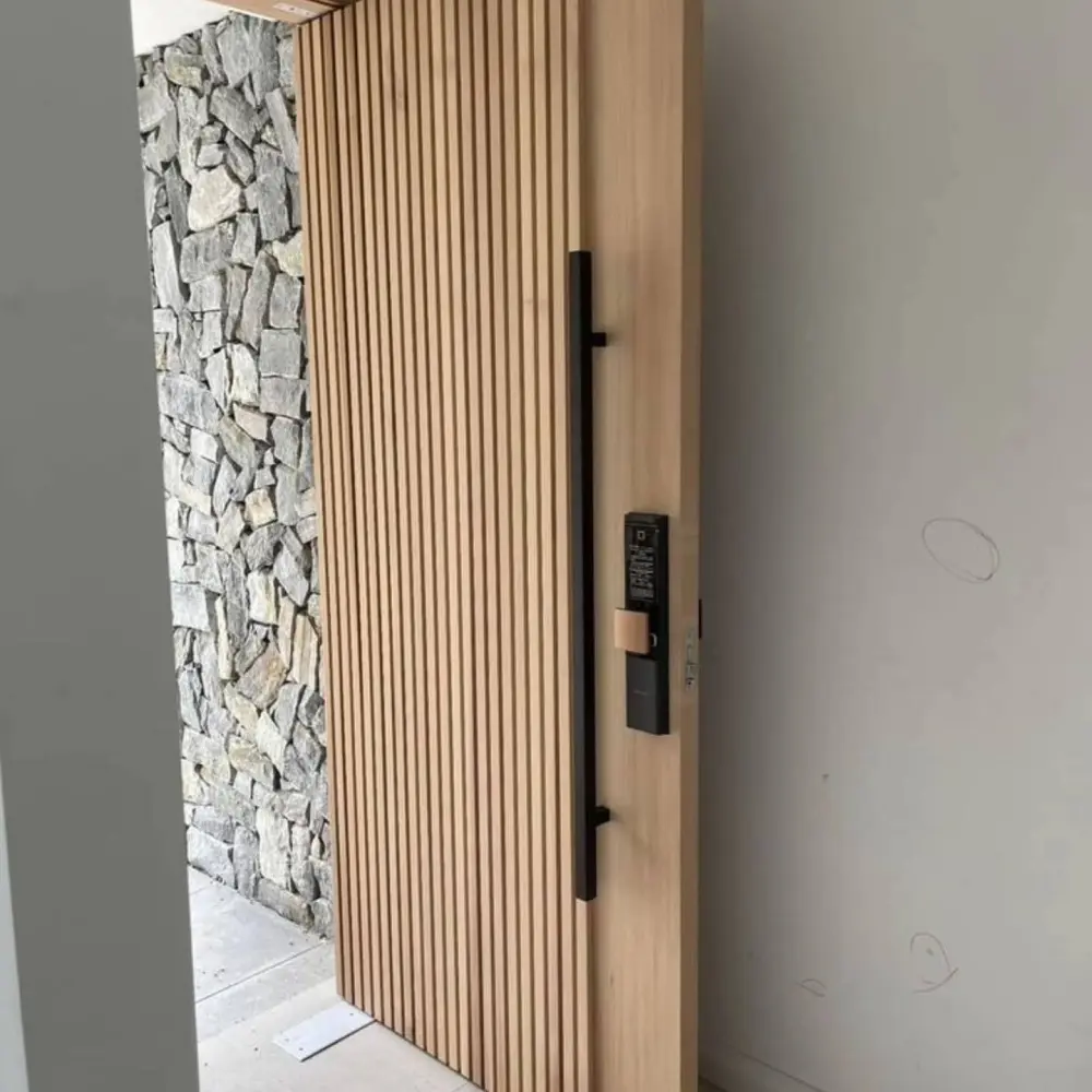 Pintu Utama Minimalis Modern Kayu Solid (Model Kisi Vertikal + Smart Lock)
